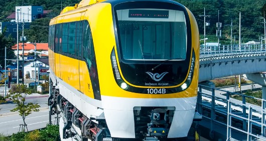 한국 기계연구원에서 운영 중인 자기 부상열차의 시연 장면