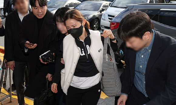 사기 혐의로 구속된 전청조 씨의 공범 의혹을 받고 있는 남현희 씨가 이틀 만에 재소환돼 8일 서울 송파경찰서로 출석하고 있다. [사진=뉴시스]