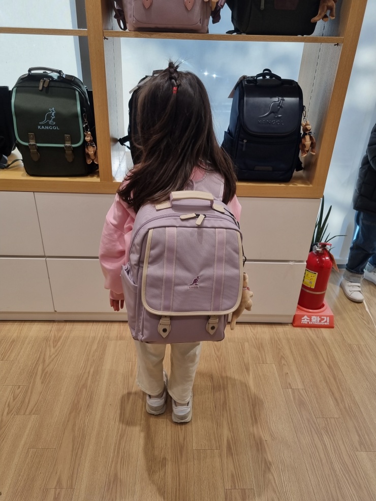 보라색-책가방을-맨-딸-아이-책가방-정면-모습