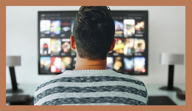 TV-화면-앞-남자-뒷모습