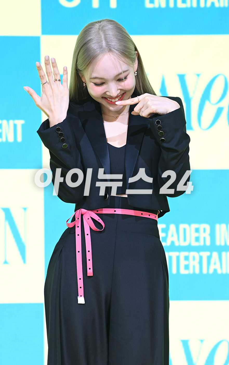 트와이스 나연이 24일 오전 서울 여의도 페어몬트호텔에서 진행된 첫 솔로 앨범 '아이엠 나연(IM NAYEON)' 쇼케이스에 참석하고 있다. [사진=정소희 기자]