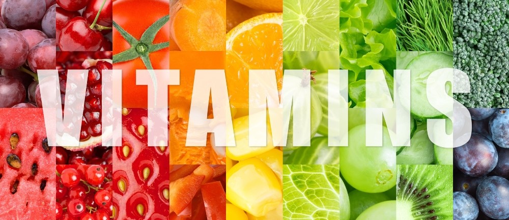 중년 건강을 위한 다양한 비타민이 풍부한 과일과 채소들 식품들과 VITAMINS 텍스트 via canva