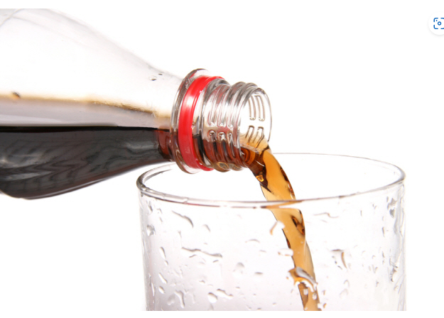 제로칼로리 콜라 따르는 사진