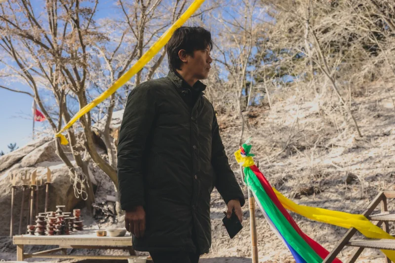 주인공이 산속을 걷고 있는 넷플릭스 드라마 선산 주요장면