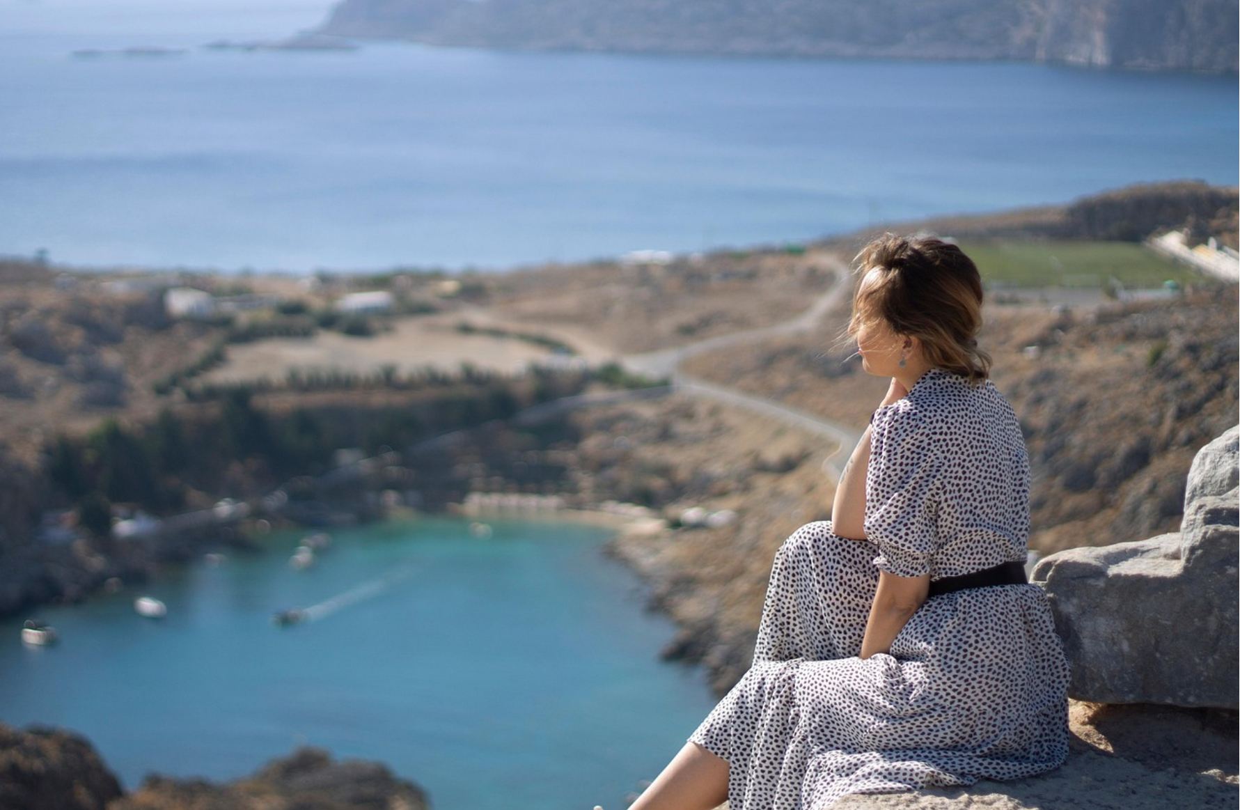 자연경관을 바라보는 여성 1인