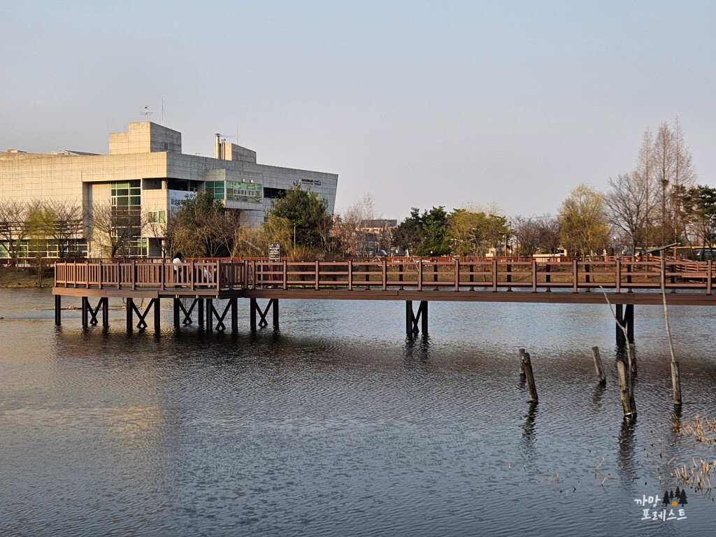 봉담호수공원 나무데크