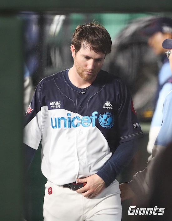 마운드에서 내려오는 찰리 반즈