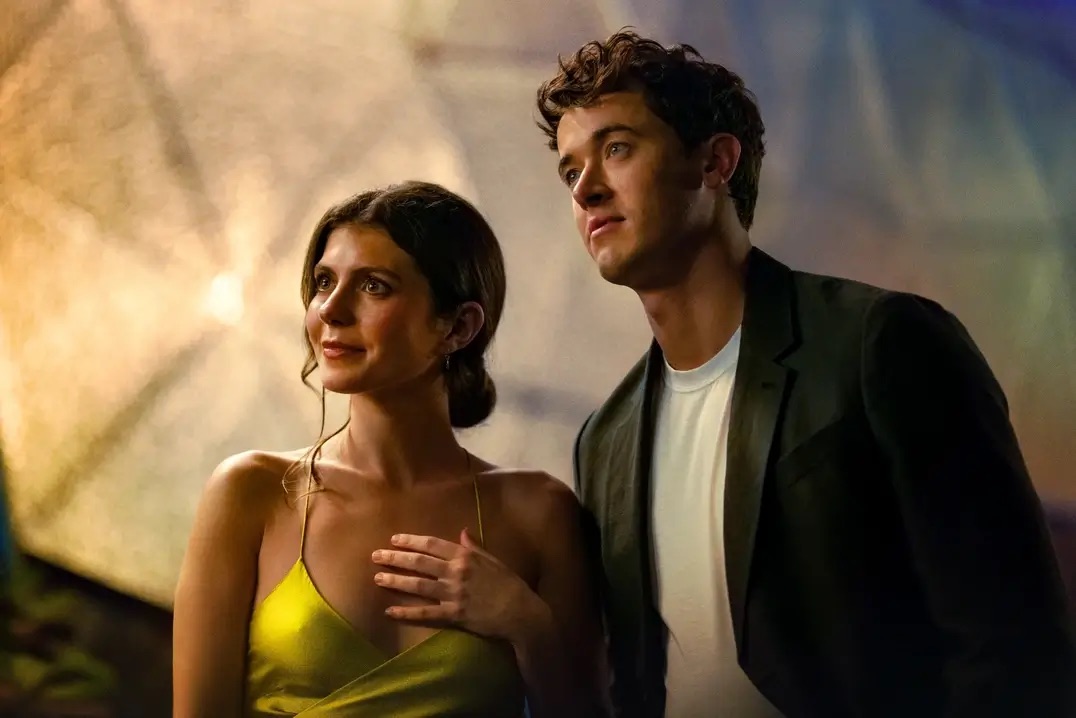 함께 어딘가를 응시하는 파피와 알렉스