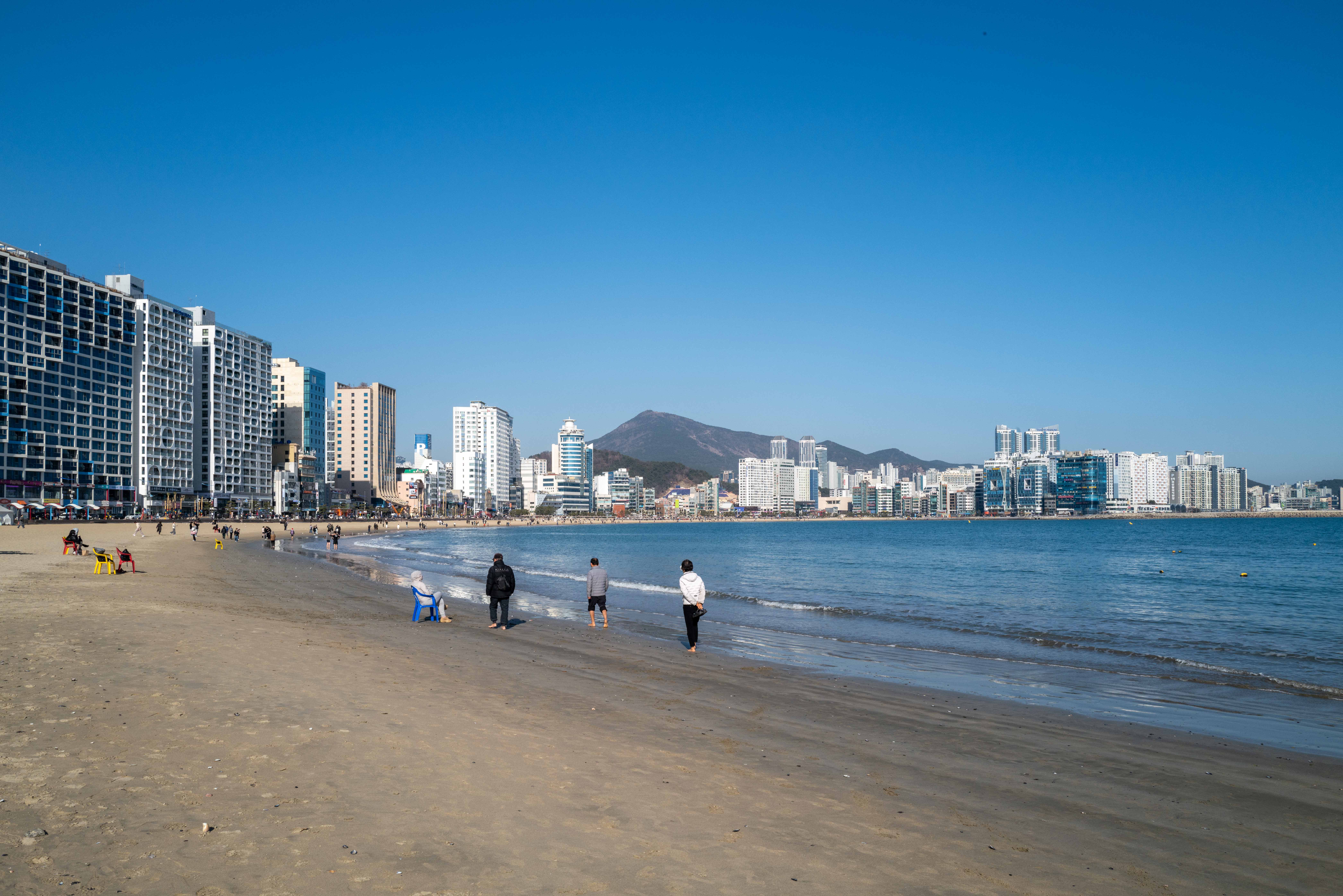 라이카 Q2로 촬영한 바다 사진. 곡선 형태로 늘어진 해변이 28mm의 광각덕분에 해변의 형태가 도드라지게 담겼다.