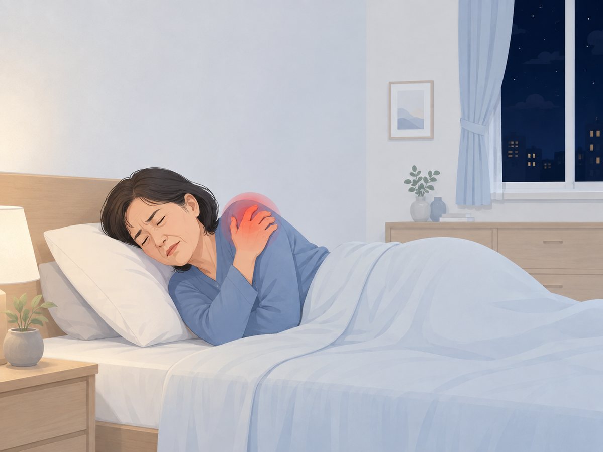 밤에 침대에 누워 아픈 어깨를 감싸 쥐고 잠 못 드는 중년 여성, 오십견 야간 통증