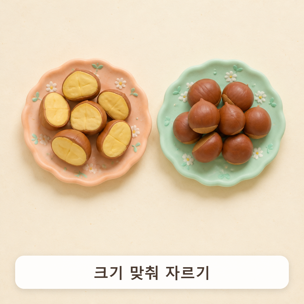 큰 밤과 작은 밤을 크기별로 두 접시에 나눠 담은 모습
