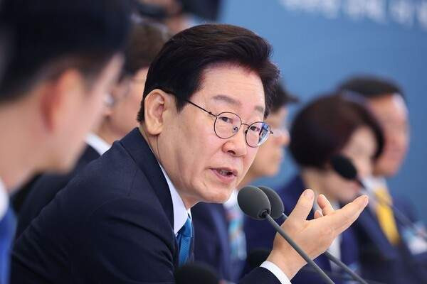 이 대통령 네거티브 규제 전환, "첨단산업 안 되는 것 빼고 다 허용한다" 규제합리화 선언