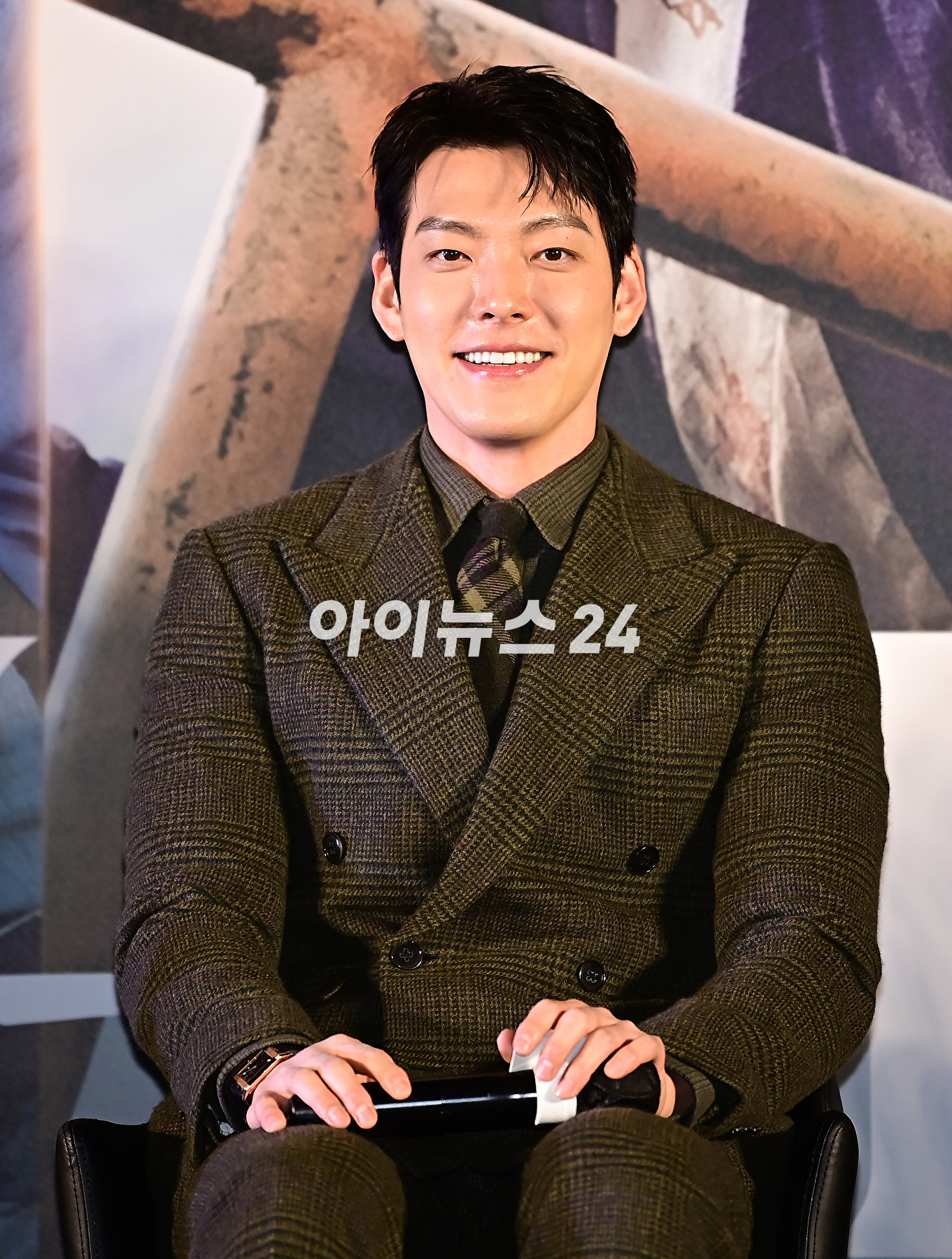 배우 김우빈이 22일 오전 서울 용산구 CGV 용산아이파크몰에서 열린 영화 &#39;외계+인 2부&#39; 제작보고회에서 포토타임을 갖고 있다. [사진=곽영래 기자]