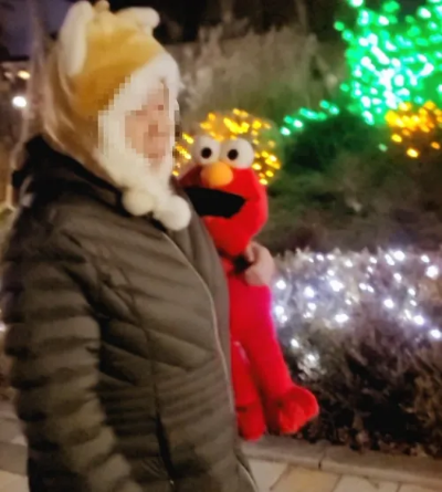 인형을 아기라고 여기며 안고 가시는 엄마