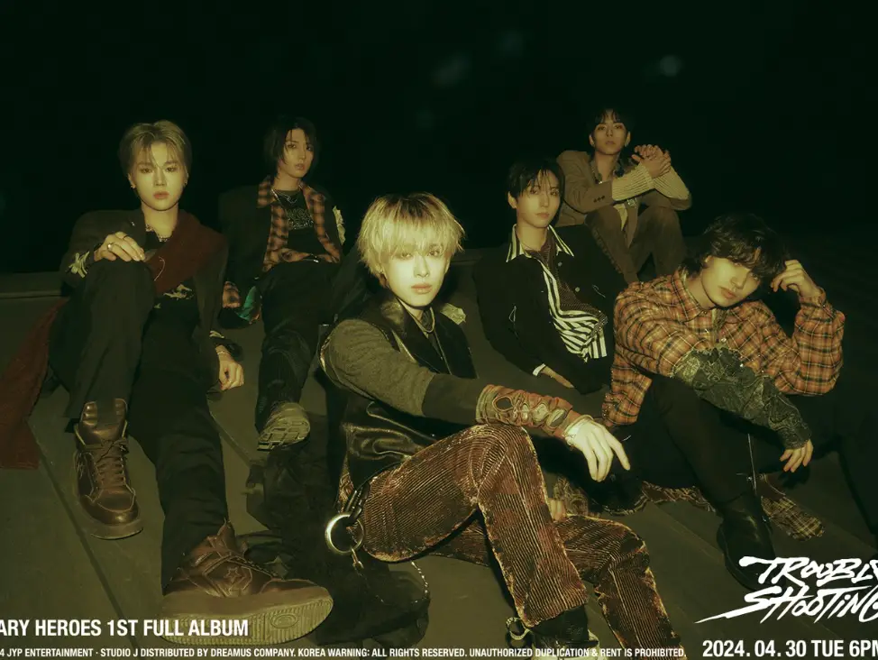 Xdinary-멤버들이 어두운 밤 돌위에 앚아 화면을 보는 모습