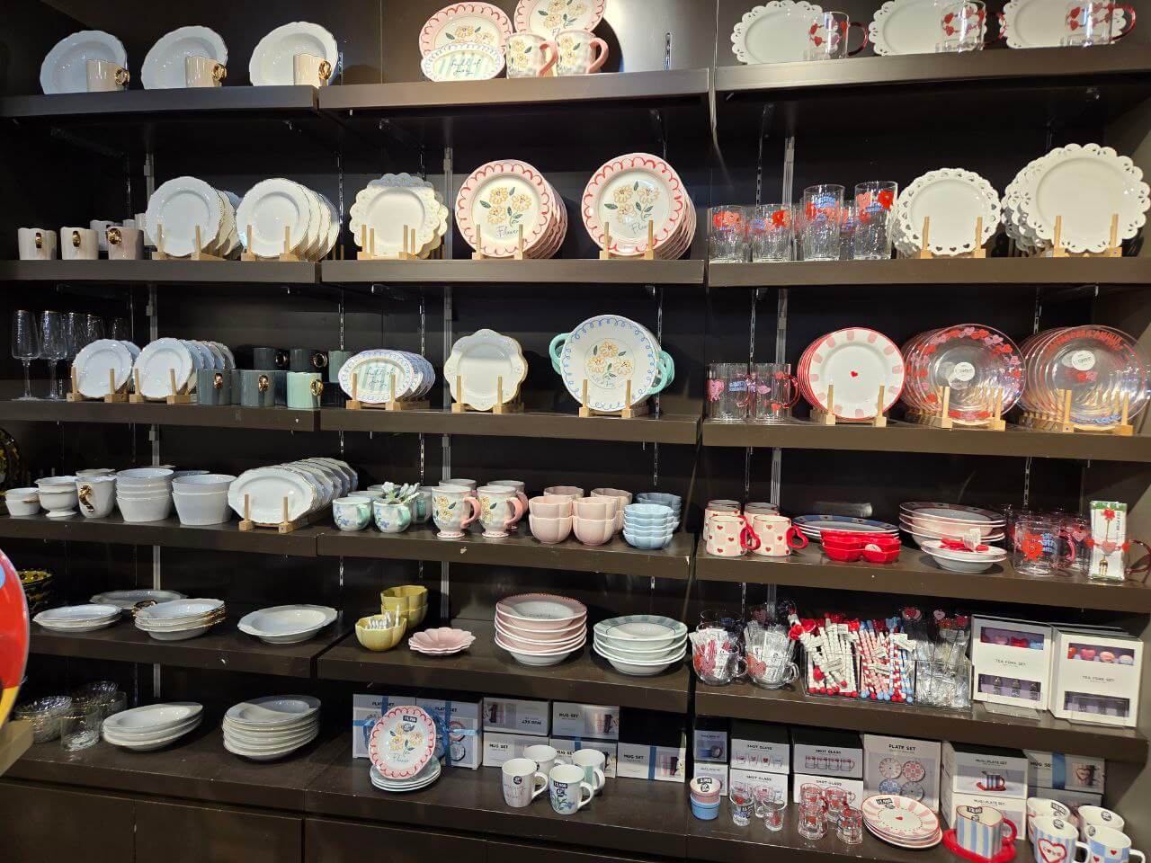 모던하우스 종류별 그릇과 감성 가득한 추천 소품