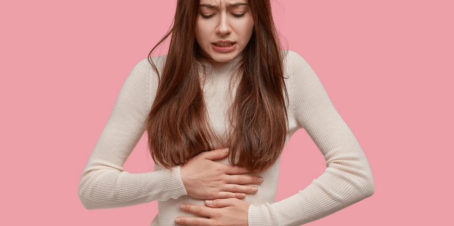 복통을 호소하고 있는 여성