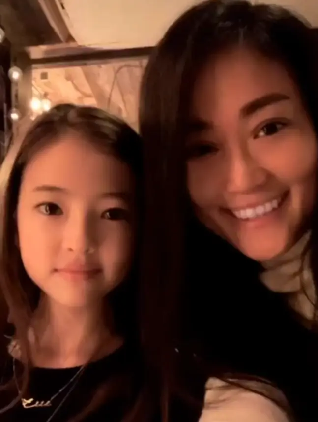 엘라 그로스 엄마 미모