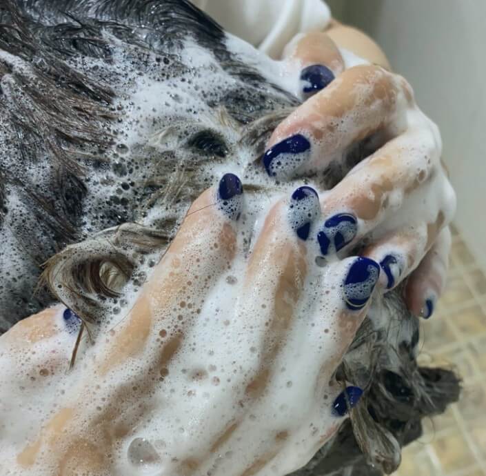 머리를 대신 감겨주는 사람