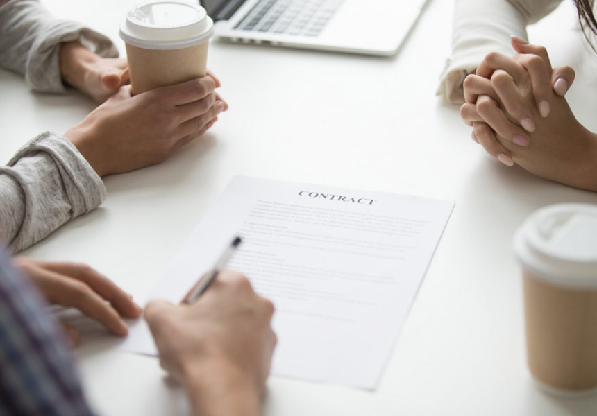 저금리 전환 대출 상담을 받는 고객과 은행원