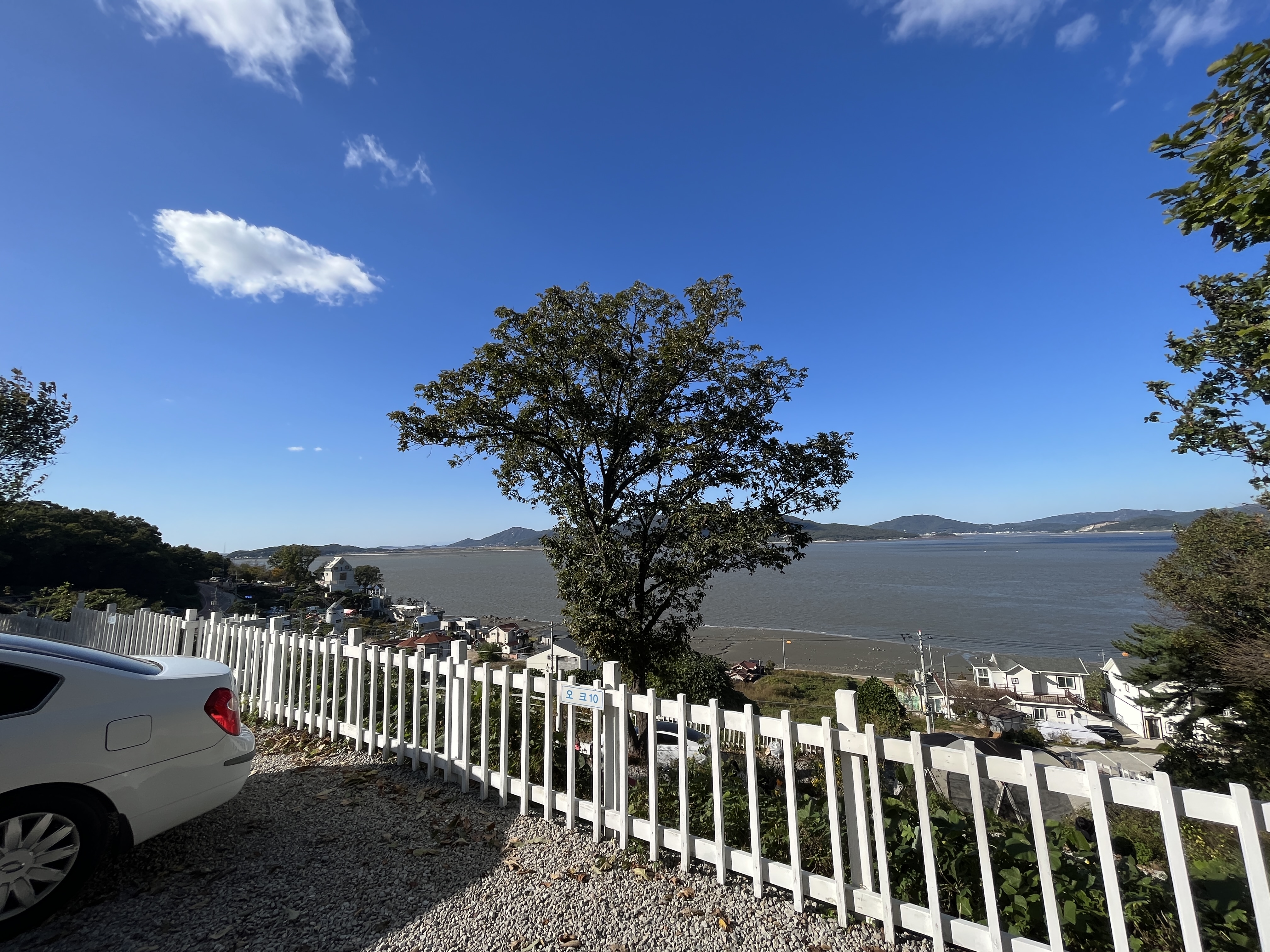 씨사이드힐캠핑장-파란-하늘아래-썰물-전망