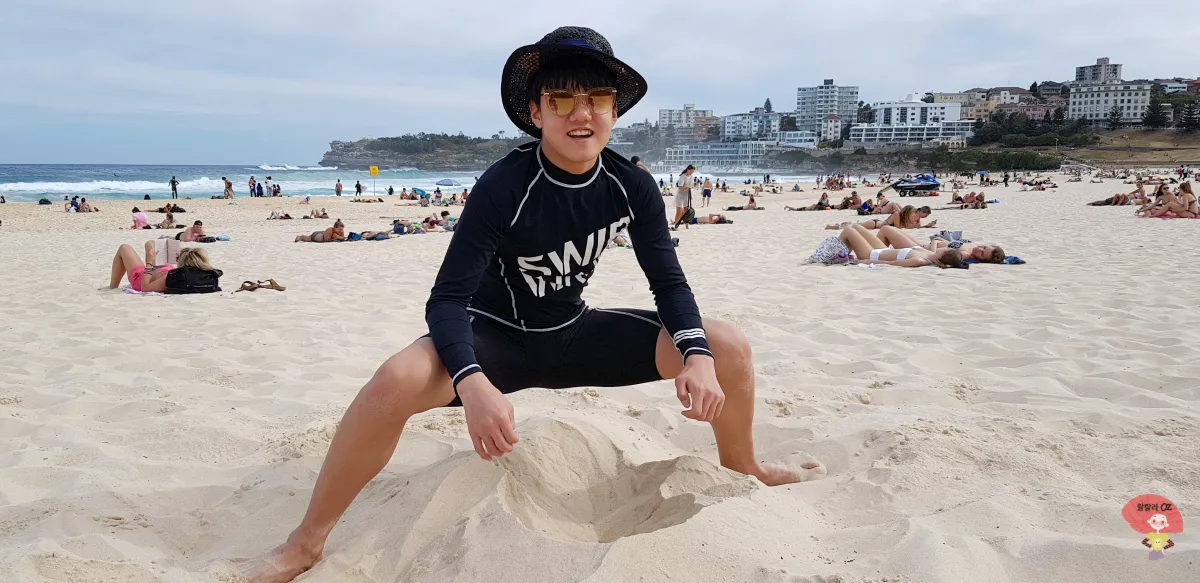 호주-시드니-본다이-비치-모래놀이-하는-조카와-텐닝하는-사람들