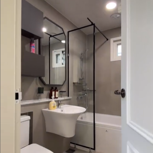 욕조가 있어 물이 튀지 않아 화장실을 편하게 사용이 가능하다.