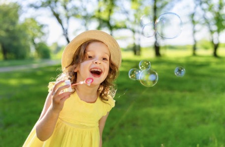 비눗방울을 부는 아이