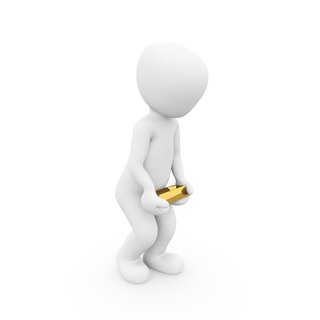 사람의 형상을 한 흰색 피규어가 골드바를 무겁게 든 모습