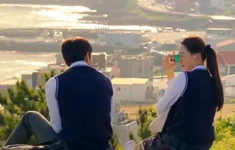 도두봉에서 지창욱의 사진을 찍어주는 신혜선