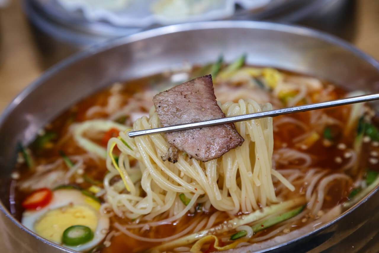 생방송투데이 3784회 한우물의 법칙 경주 전통 밀면 전문점 맛집 불국사밀면 (밀면 연탄불고기 맛집)