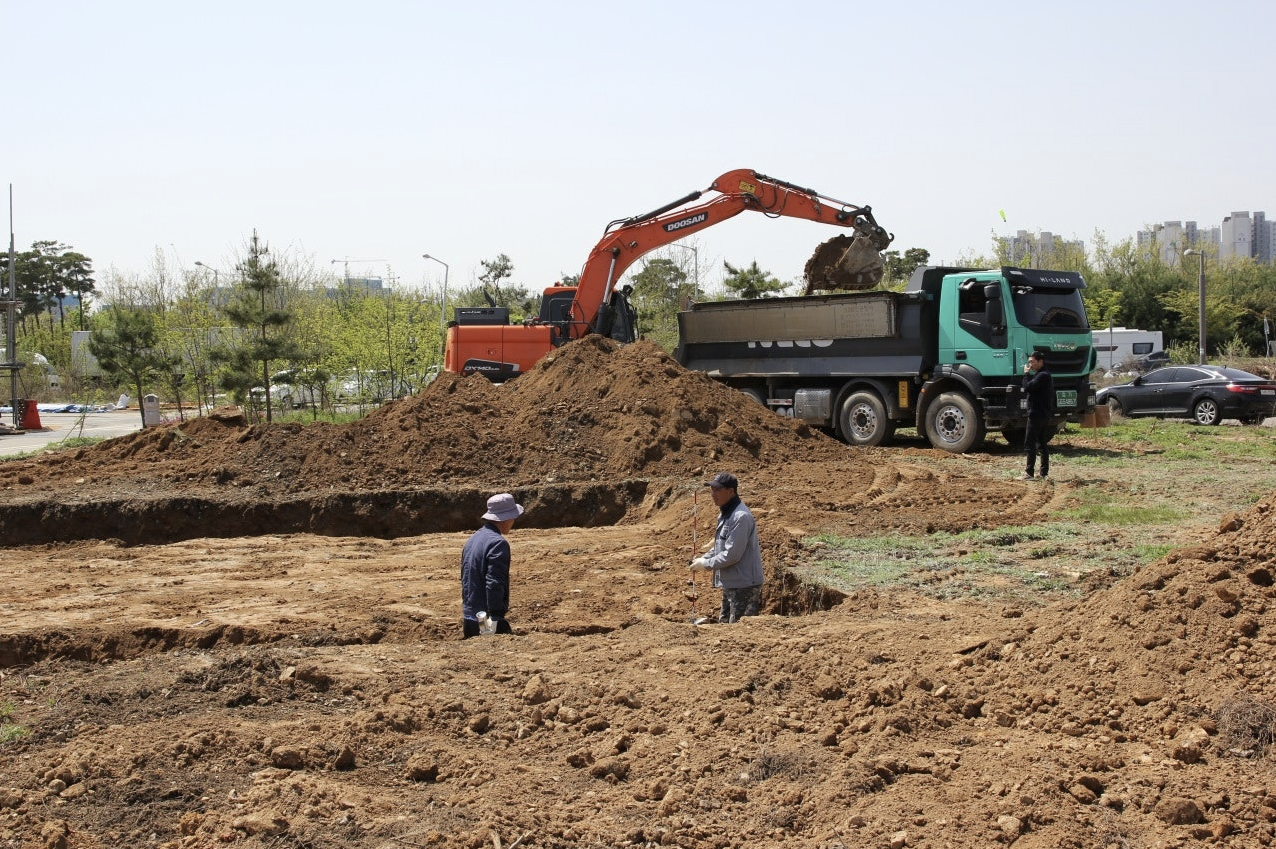 건축의 첫 단계인 터파기를 하고 있는 모습