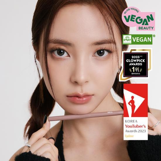 누디한 색상의 아이라이너를 들고 포즈를 취한 모델