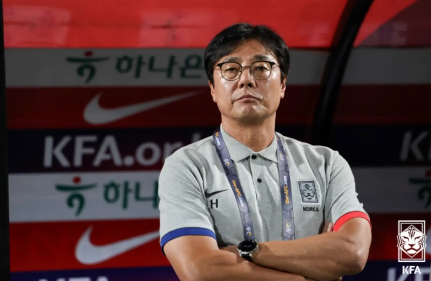 파리-축구 그라운드에서 팔짱을 끼고 선수들을 지켜보는 황선홍