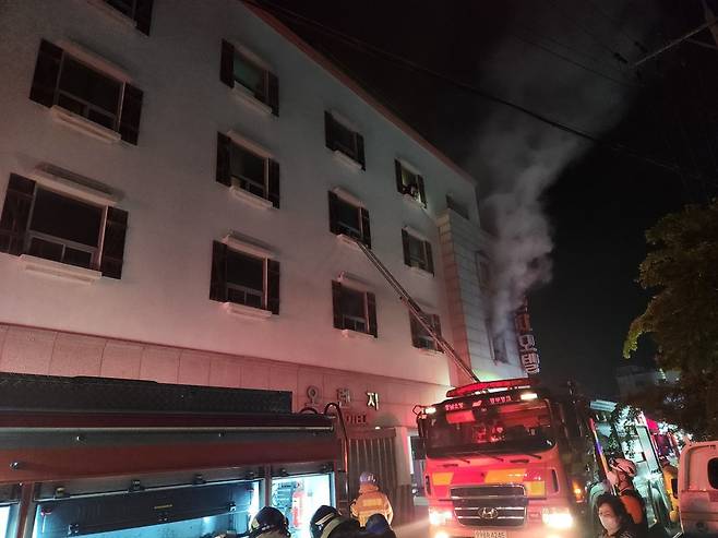 서산 모텔 화재 발생…사망 1명, 부상 17명