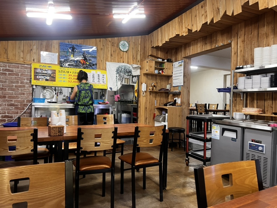 제주 함덕 맛집 한고집의 내부 모습. 가족 단위 방문객도 편하게 식사할 수 있는 넓은 좌석 공간.