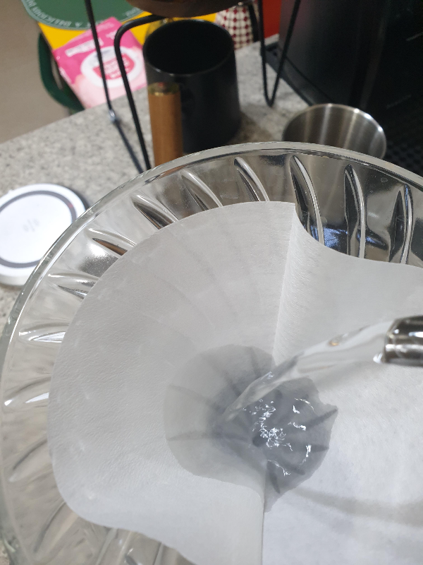 드리퍼 안에 필터가 놓여 있고 그 필터에 뜨거운 물을 부어 린싱 하는 중