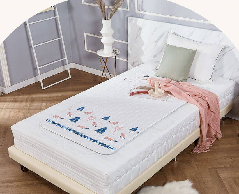 2025 전기매트 탄소매트 인기 제품 비교, 침대 위 전기매트와 베개가 놓여있음