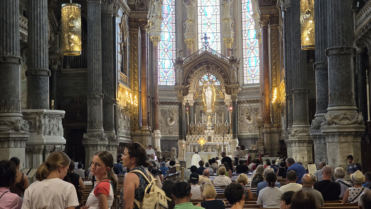 수많은 관광객들