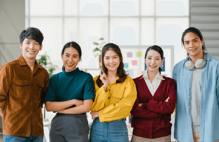 앞을보며 사진을 찍는 청년들