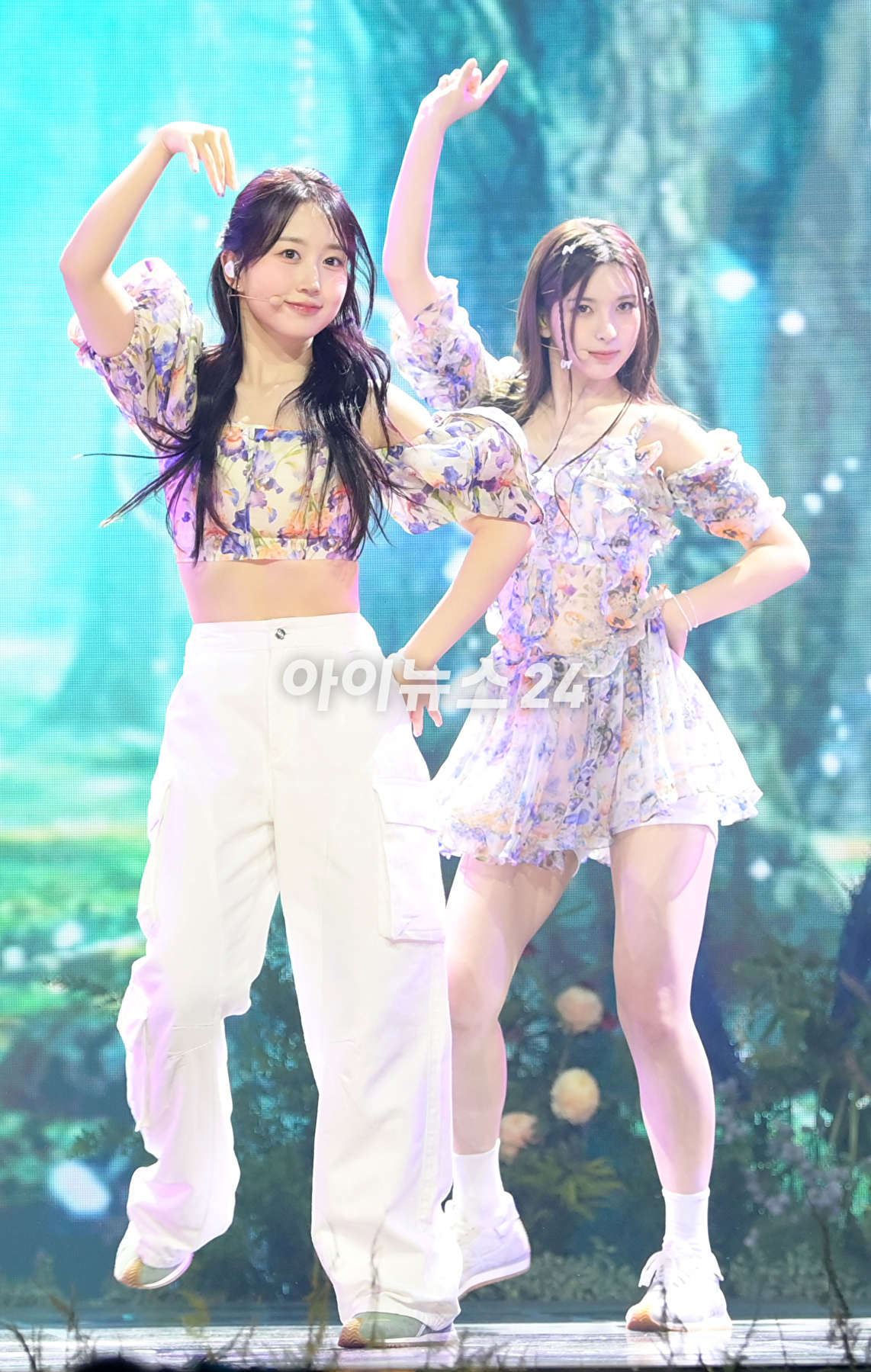 룹 엔믹스 해원이 11일 오후 서울 용산구 한남동 블루스퀘어에서 열린 엔믹스(NMIXX) 세 번째 싱글 앨범 '어 미드서머 엔믹스 드림'(A Midsummer NMIXX's Dream) 발매 기념 쇼케이스에서 타이틀곡 '파티 어클락' 무대를 선보이고 있다. [사진=정소희 기자]