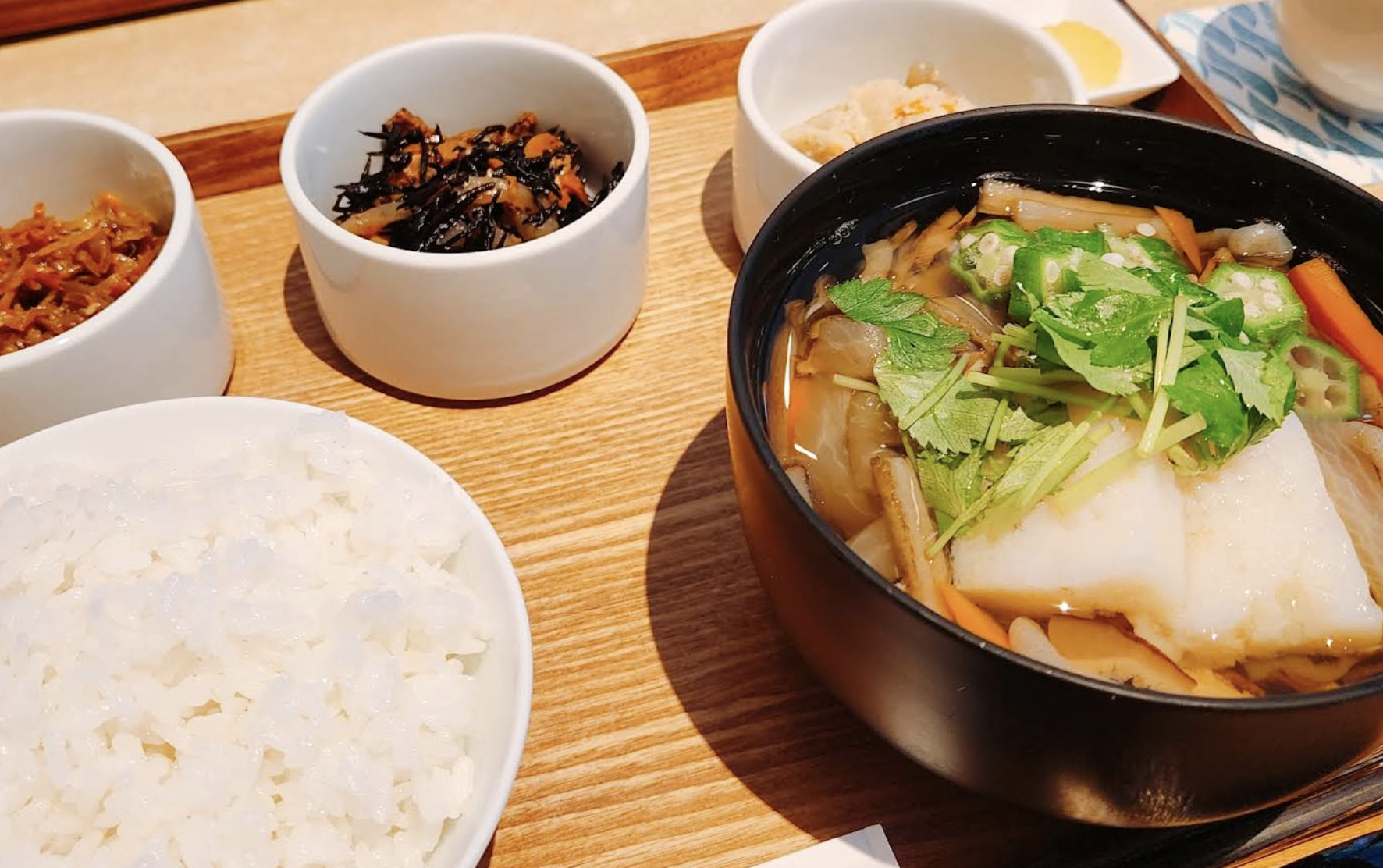 니혼바시 다시바 (日本橋だし場)
300년 전통의 감칠맛을 단돈 200엔에!