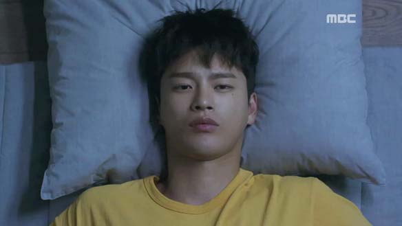 쇼핑왕 루이 3회 공식 대표 이미지: 노란 옷을 입은 남성이 누워 있는 장면