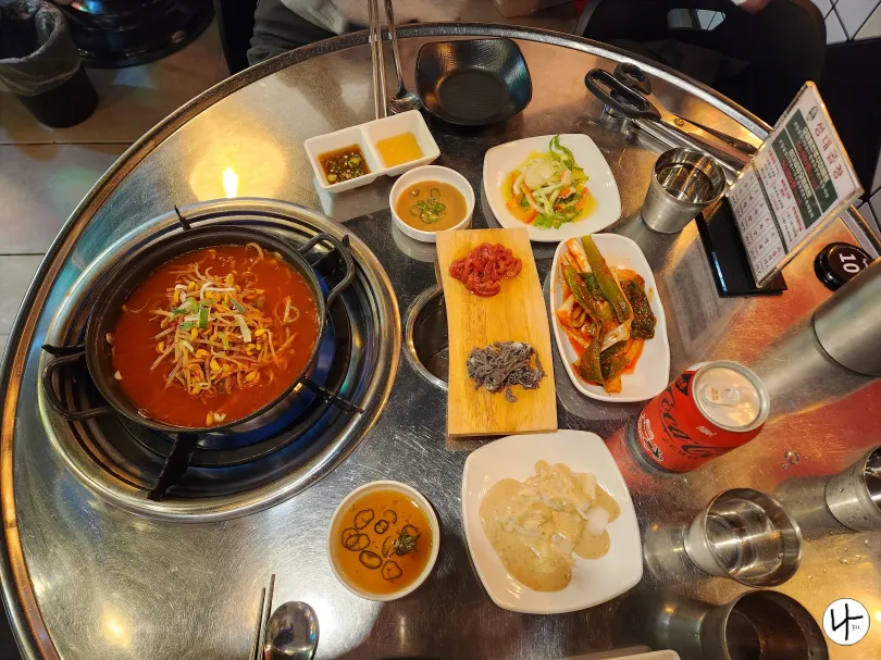 테이블-위-콩나물국-밑반찬