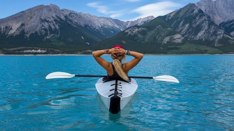 호수가에서-카약을-즐기고있는-여인-모습
