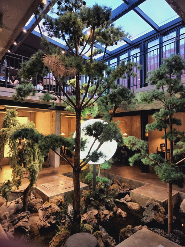 소나무가_있는_중정