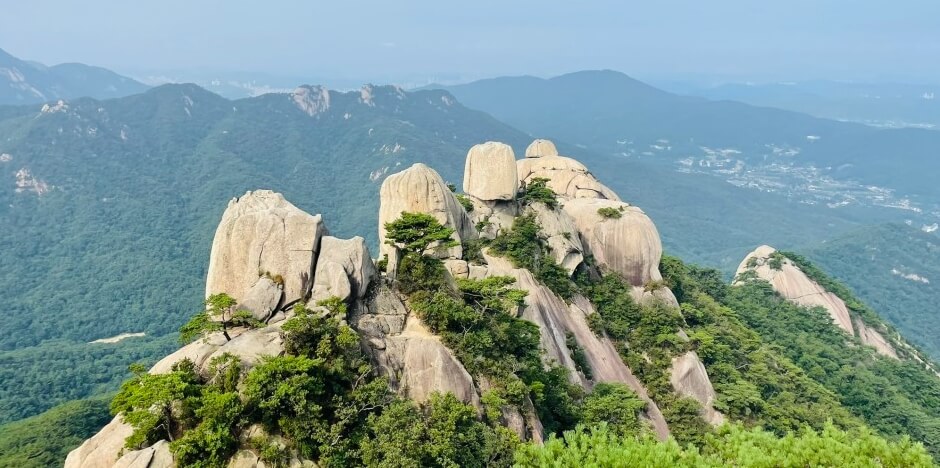 맑은 하늘과 산