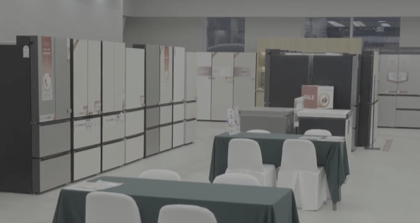 LG전자 베스트샵 매장 내 냉장고 진열 존과 나란히 위치한 가전구독 상담 전용 테이블 전경