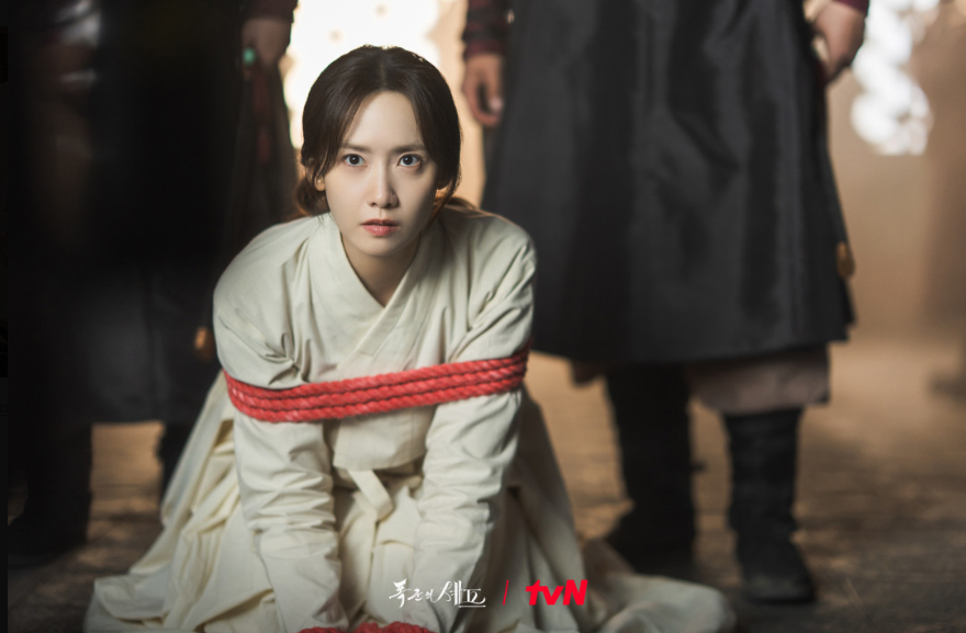 밧줄에 묶여있는 임윤아 배우님 (사진 출처:tvN)