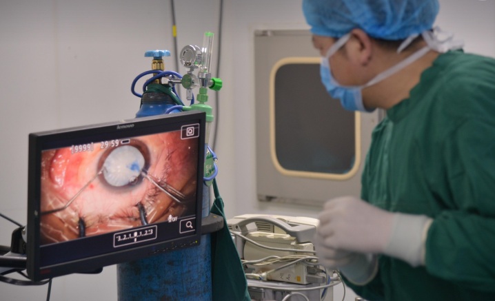 백내장 수술하는 모습(녹내장 VS 백내장 차이점 관련 사진)
